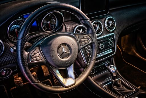 Moderne auto dashboard met dashcam en HUD-display gemonteerd op de voorruit