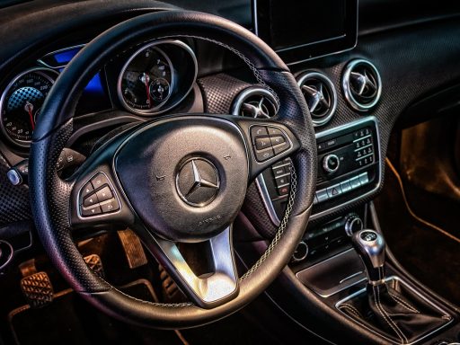 Moderne auto dashboard met dashcam en HUD-display gemonteerd op de voorruit