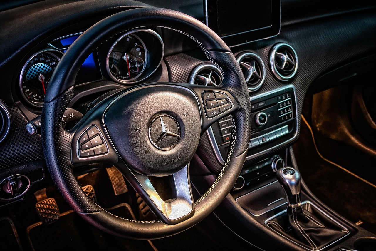 Moderne auto dashboard met dashcam en HUD-display gemonteerd op de voorruit