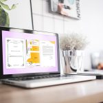 Rommelig bureau met stapel gadgets en kabels die gesorteerd worden