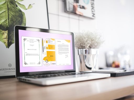Rommelig bureau met stapel gadgets en kabels die gesorteerd worden