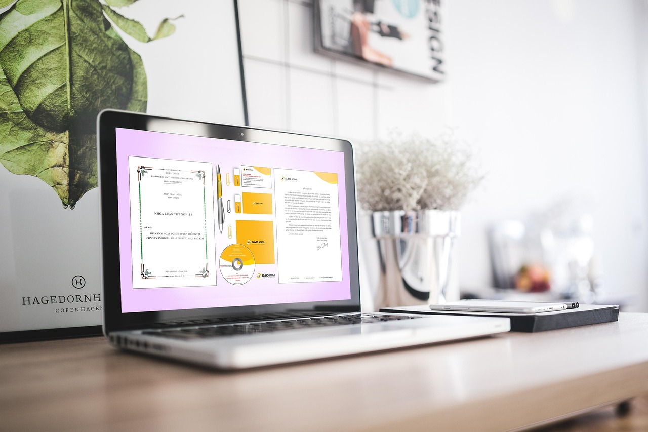 Rommelig bureau met stapel gadgets en kabels die gesorteerd worden