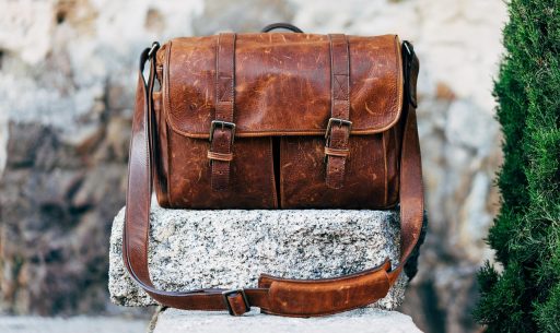 Leren laptoptas voor mannen op een houten bureau