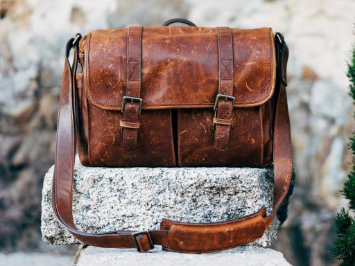 Leren laptoptas voor mannen op een houten bureau
