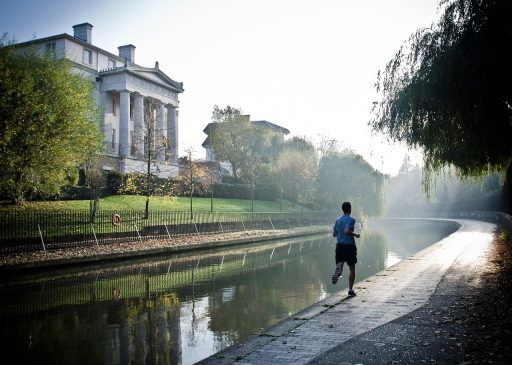 Man die vroeg in de ochtend buiten loopt in de zomerhitte