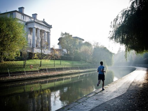 Man die vroeg in de ochtend buiten loopt in de zomerhitte