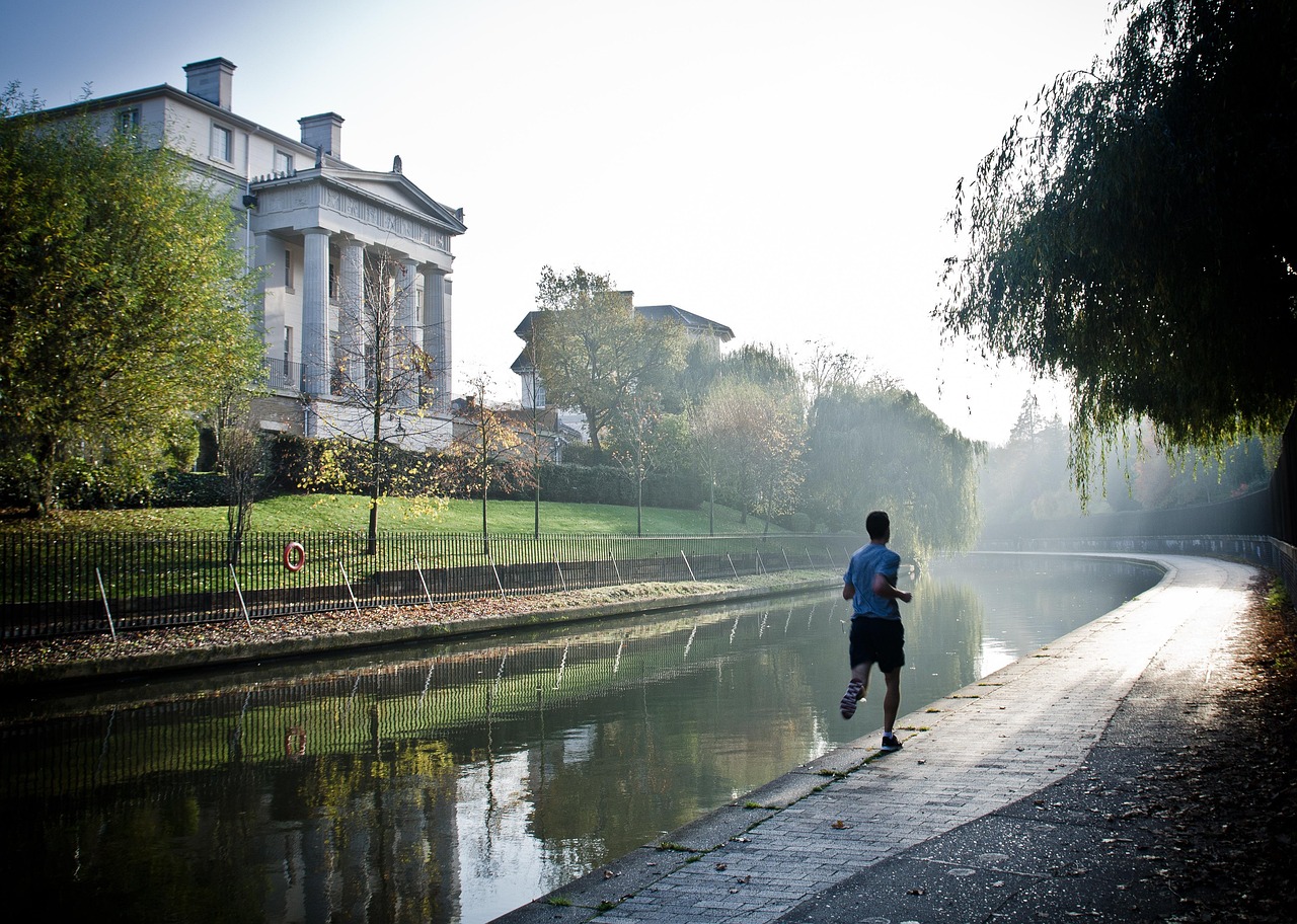 Man die vroeg in de ochtend buiten loopt in de zomerhitte