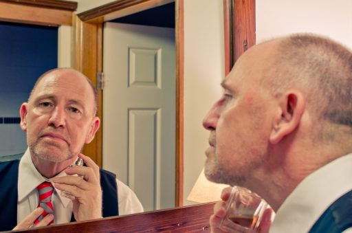 Man die aftershave aanbrengt op zijn gezicht na het scheren