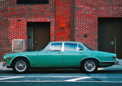 Luxe auto geparkeerd in een Nederlandse stad
