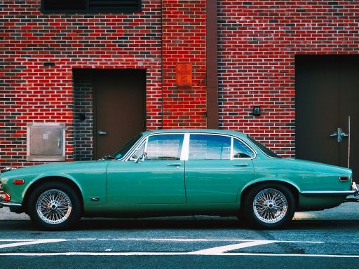 Luxe auto geparkeerd in een Nederlandse stad