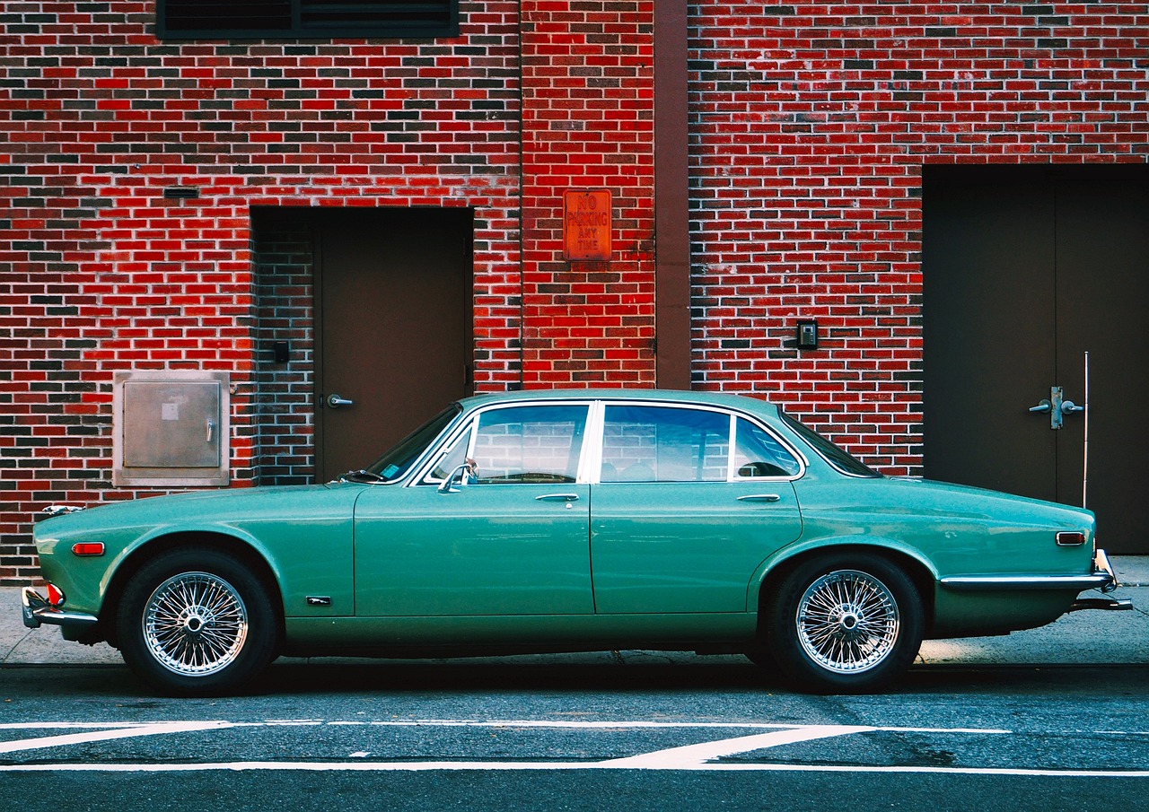 Luxe auto geparkeerd in een Nederlandse stad