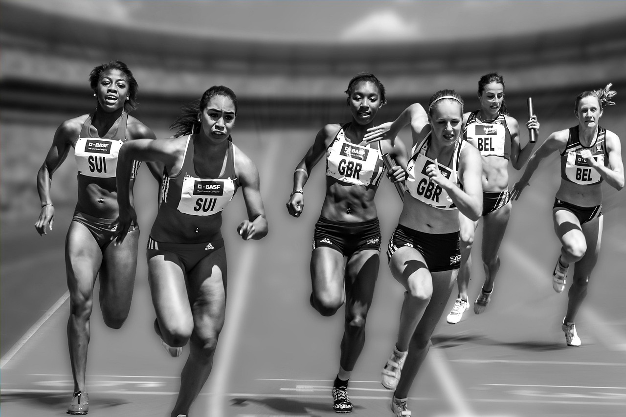 Nederlandse vrouwelijke atletes op een podium tijdens een zomerevenement