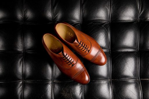 Lichtgewicht breathable zomerschoenen voor mannen op een warme stadsstraat