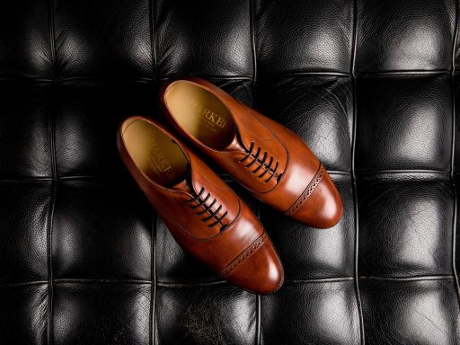 Lichtgewicht breathable zomerschoenen voor mannen op een warme stadsstraat