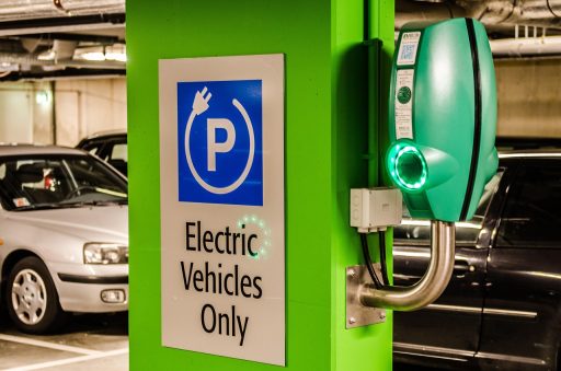 Drie elektrische auto's die opladen aan een publiek laadstation