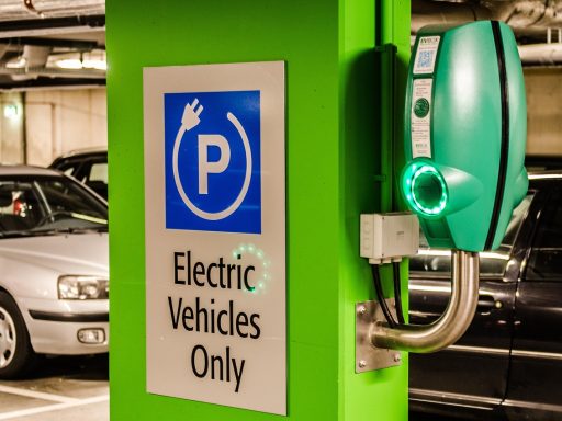 Drie elektrische auto's die opladen aan een publiek laadstation