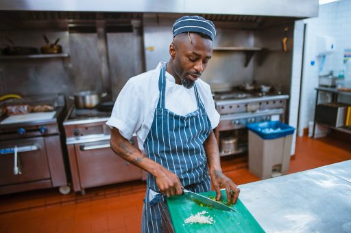 Vuilnisbak in de keuken waar vliegen omheen vliegen in de zomer