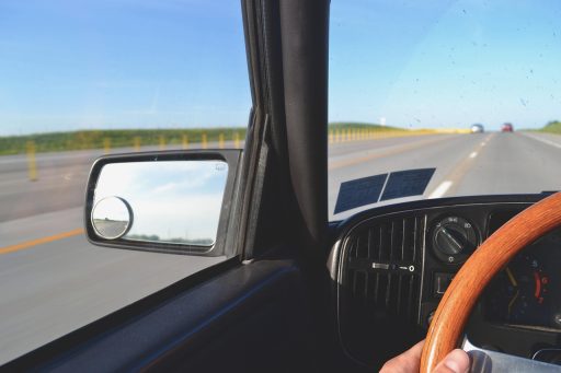 Groot touchscreen infotainmentsysteem in een luxe auto op de snelweg