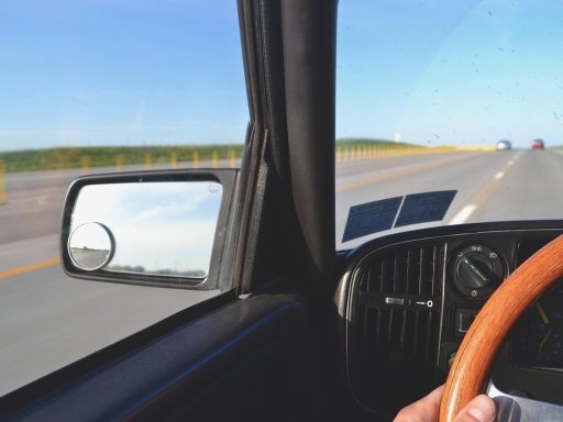 Groot touchscreen infotainmentsysteem in een luxe auto op de snelweg