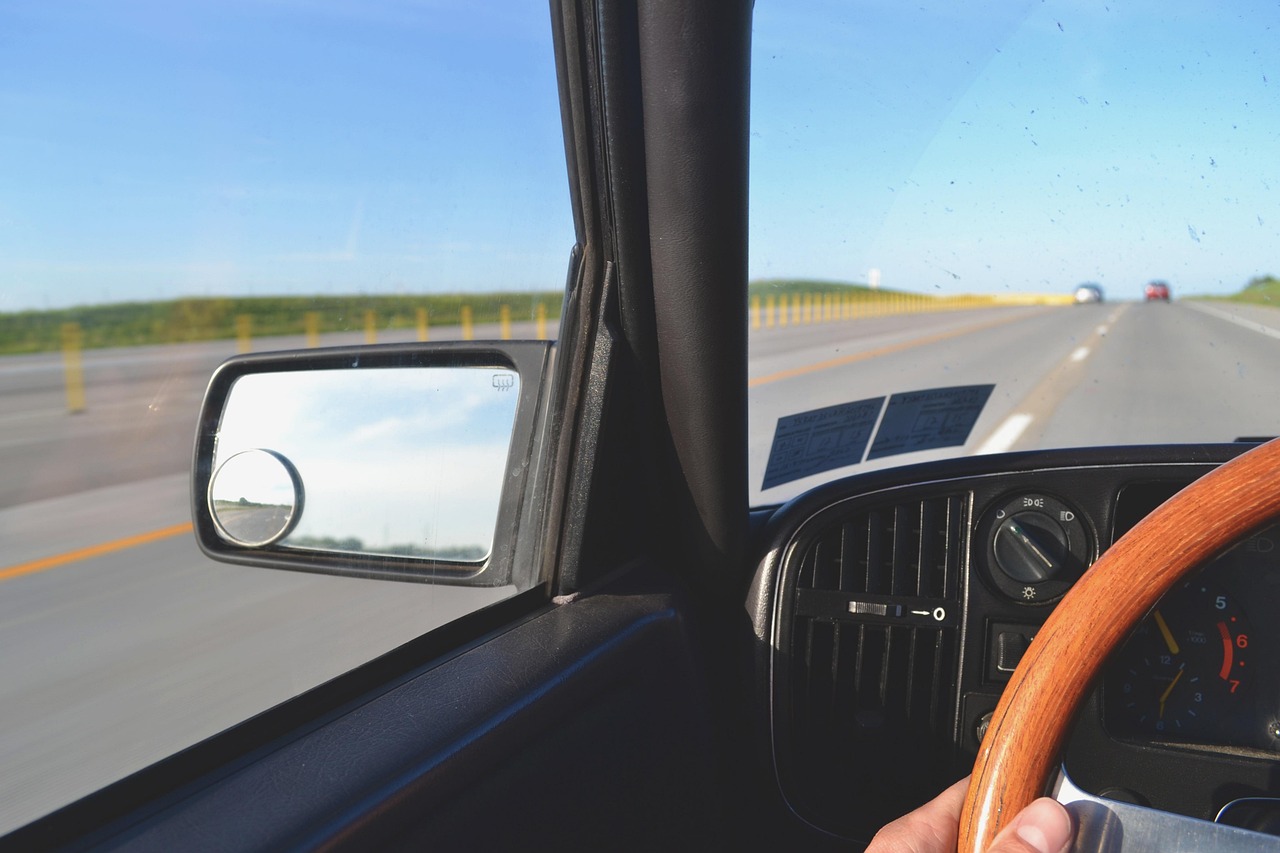 Groot touchscreen infotainmentsysteem in een luxe auto op de snelweg