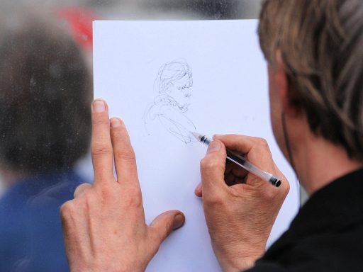 Man die een onderbroek kiest uit een la met verschillende soorten ondergoed