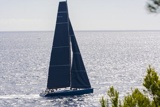 Wit privéjacht op het blauwe water van de Middellandse Zee in de zomer