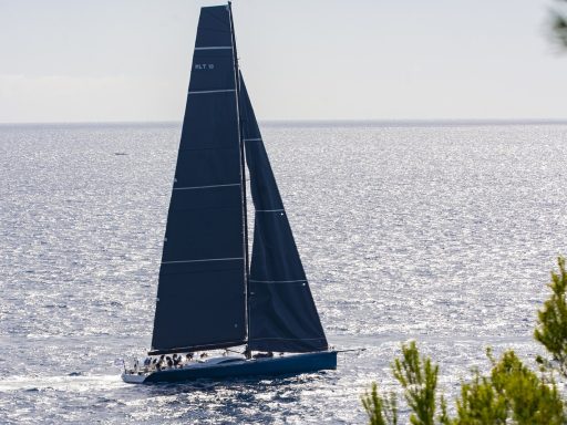 Wit privéjacht op het blauwe water van de Middellandse Zee in de zomer