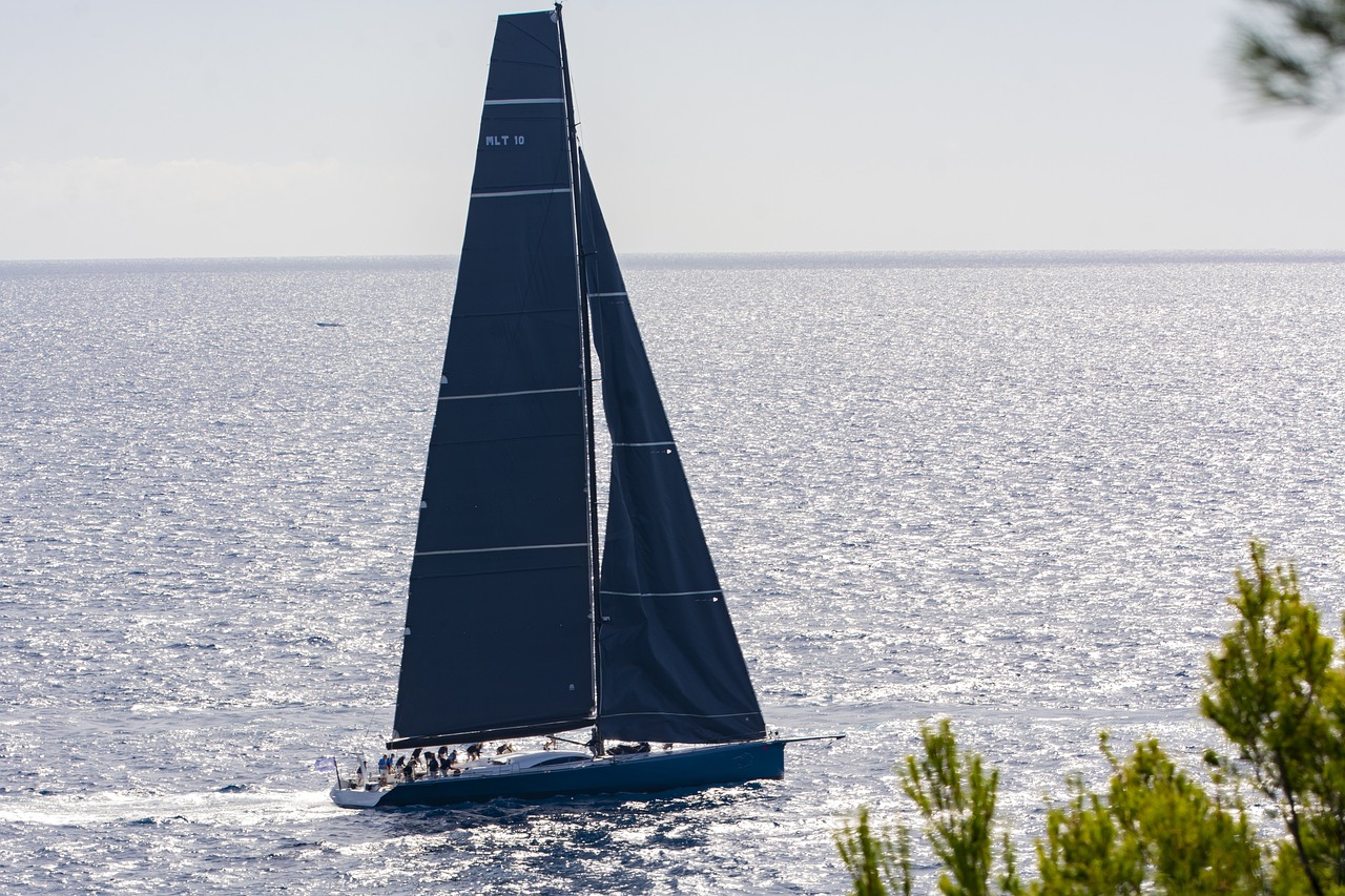 Wit privéjacht op het blauwe water van de Middellandse Zee in de zomer