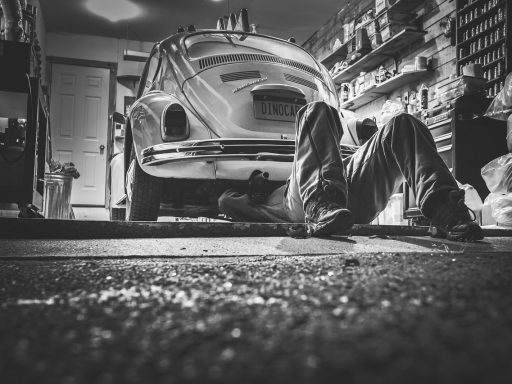 Slimme werkplaats in een garage met moderne verlichting en tools