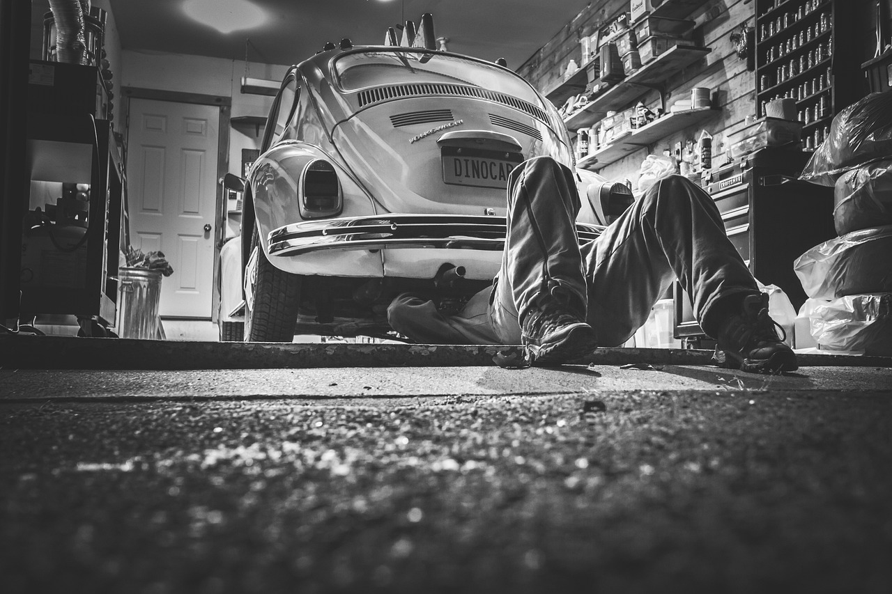Slimme werkplaats in een garage met moderne verlichting en tools