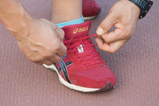 Ultralichte hardloopschoenen op een atletiekbaan