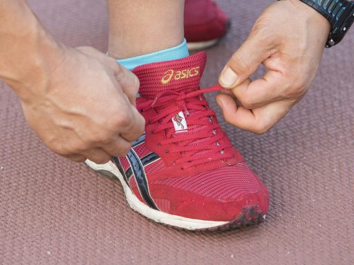 Ultralichte hardloopschoenen op een atletiekbaan