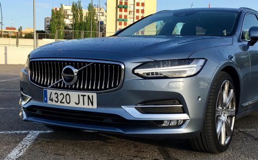 Volvo elektrische auto op de snelweg bij hoge snelheid