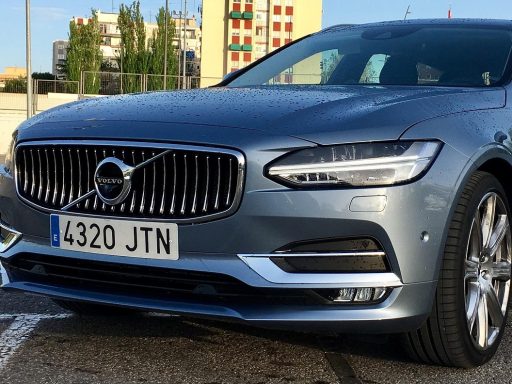 Volvo elektrische auto op de snelweg bij hoge snelheid