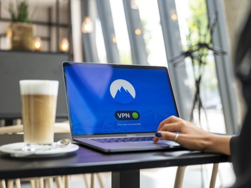 Freelancer aan een opgeruimd thuiswerkbureau met laptop en monitor
