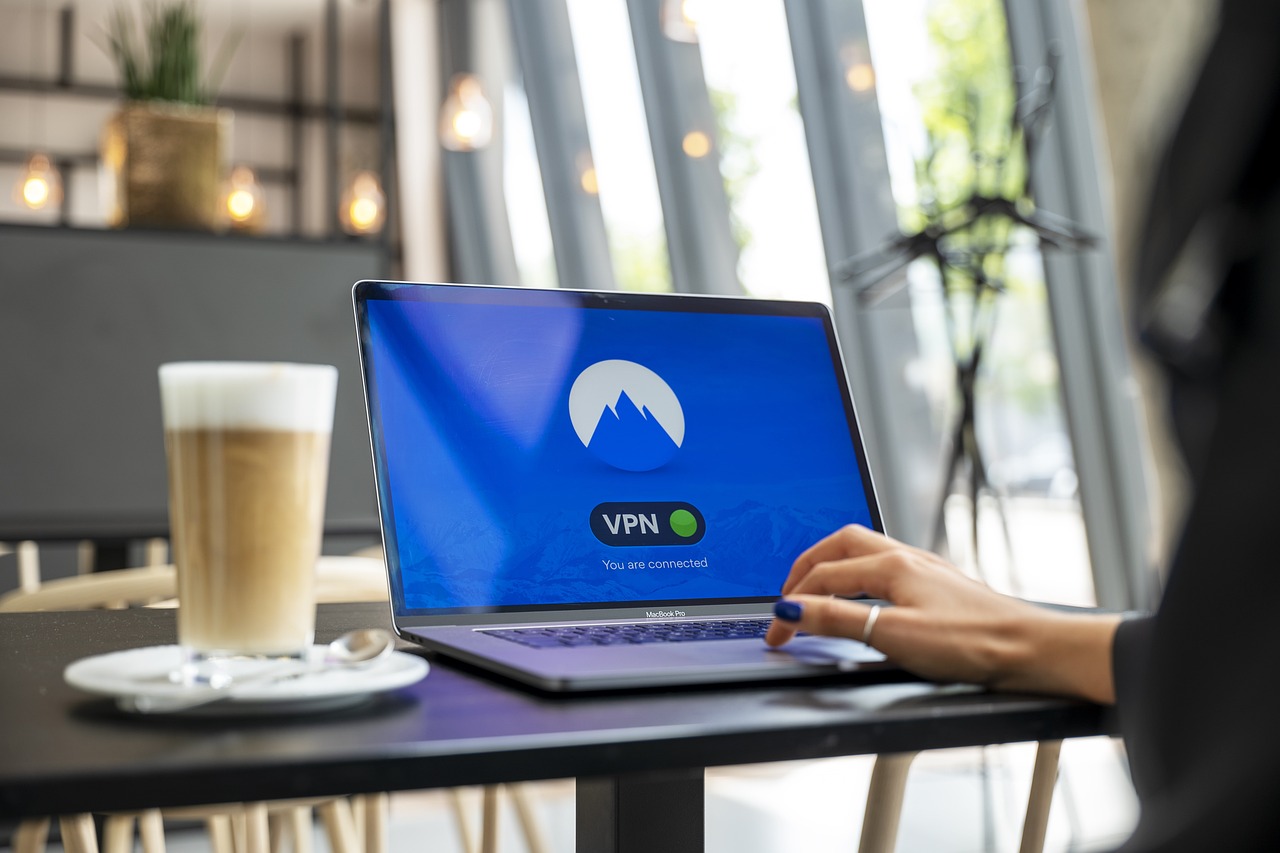 Freelancer aan een opgeruimd thuiswerkbureau met laptop en monitor
