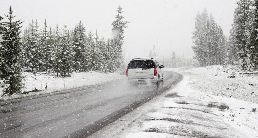 Kia EV6 aan een snellader in winterse omstandigheden met sneeuw op de grond