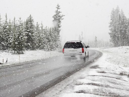 Kia EV6 aan een snellader in winterse omstandigheden met sneeuw op de grond