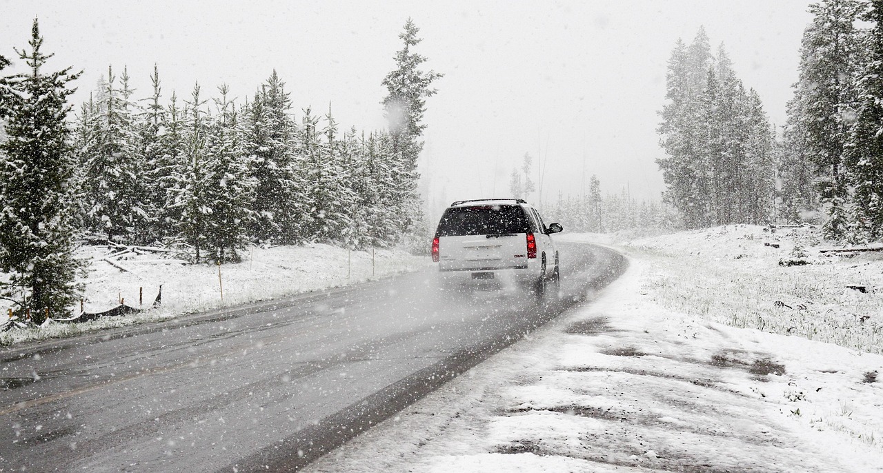 Kia EV6 aan een snellader in winterse omstandigheden met sneeuw op de grond