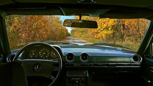 Mercedes EQS elektrische auto geparkeerd op een moderne locatie