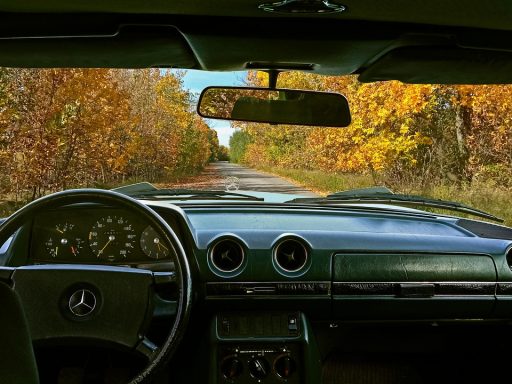 Mercedes EQS elektrische auto geparkeerd op een moderne locatie
