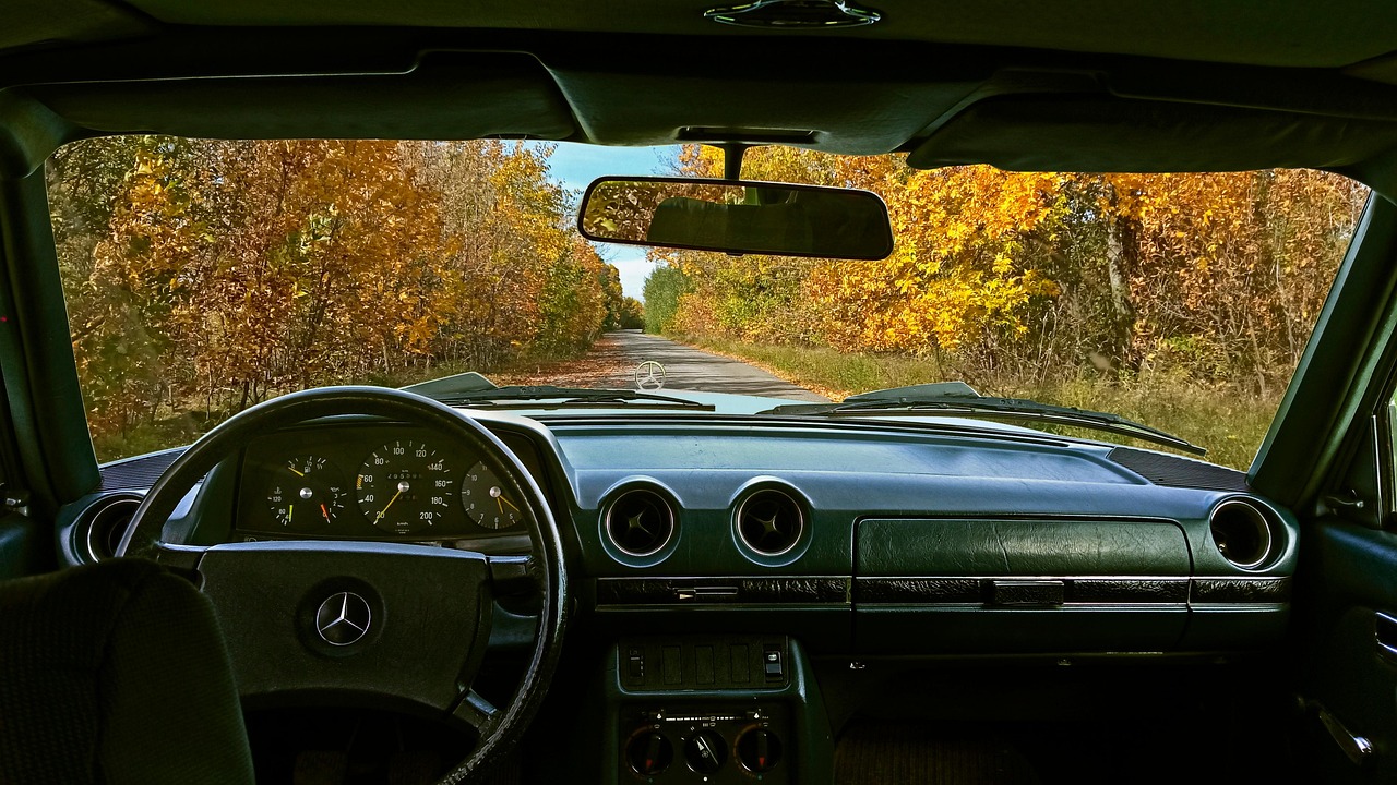 Mercedes EQS elektrische auto geparkeerd op een moderne locatie