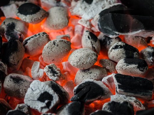 Gasbarbecue afgedekt met een beschermhoes in een tuin in het najaar