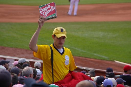 Man met een baseball cap op die casual gekleed is