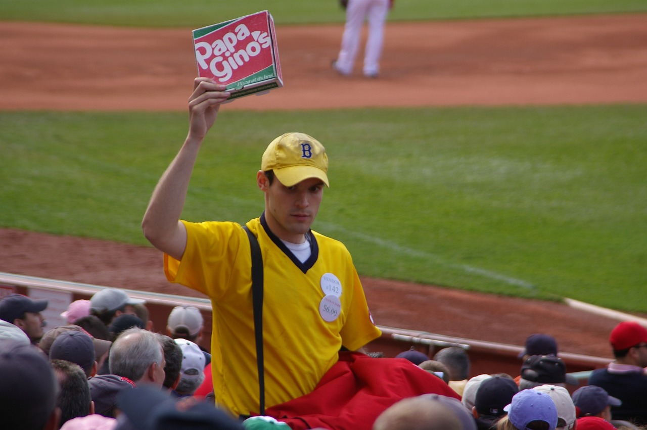 Man met een baseball cap op die casual gekleed is
