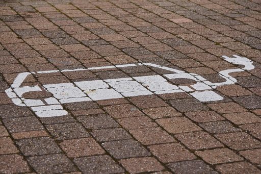 Elektrische leaseauto aan snellader op parkeerplaats
