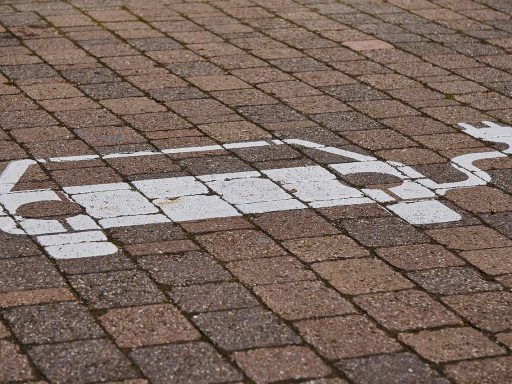 Elektrische leaseauto aan snellader op parkeerplaats