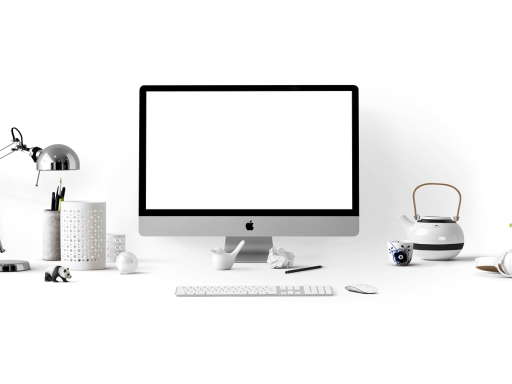 Diverse AI-gadgets waaronder smartwatch en oordopjes op een bureau