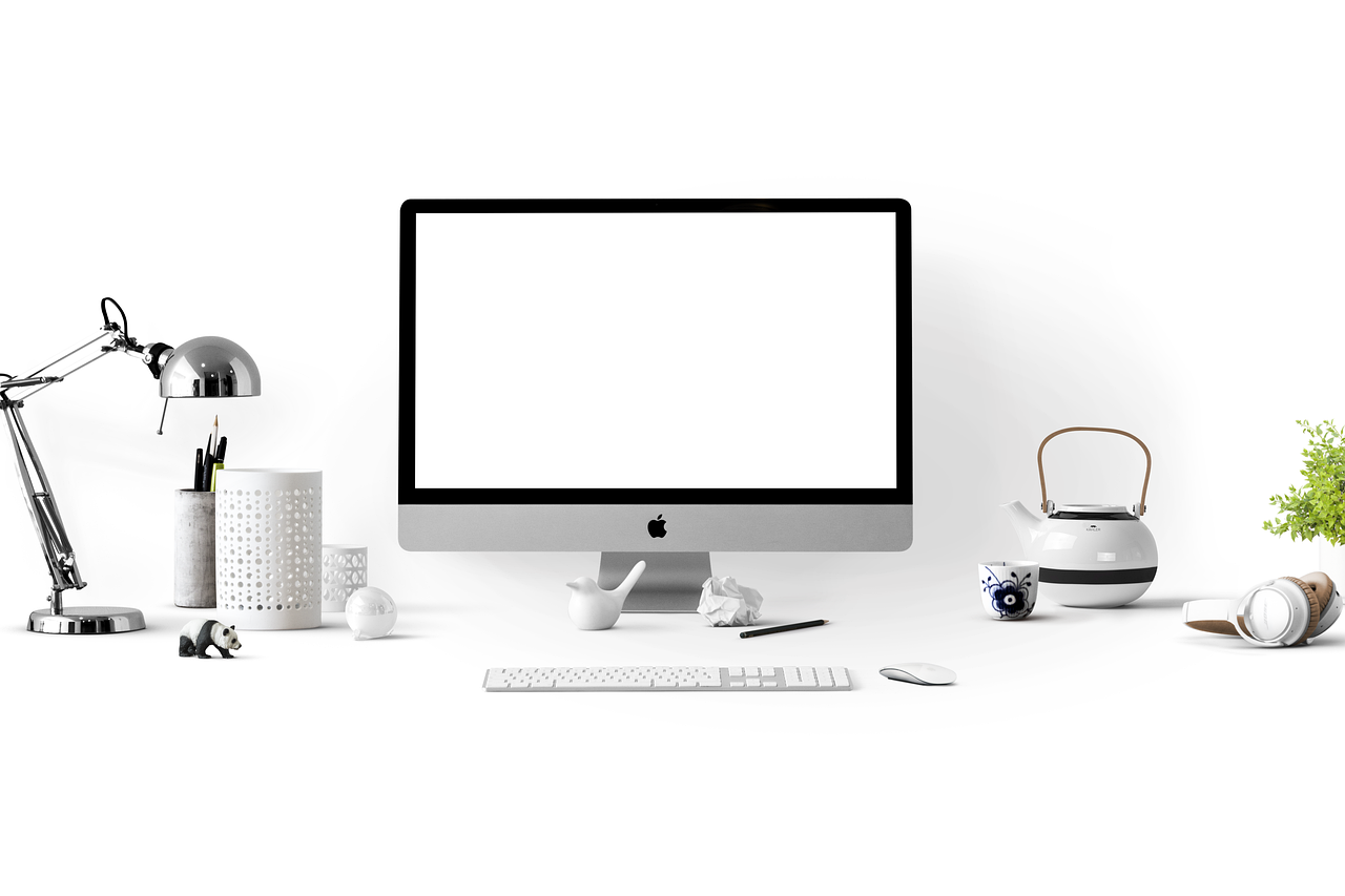 Diverse AI-gadgets waaronder smartwatch en oordopjes op een bureau