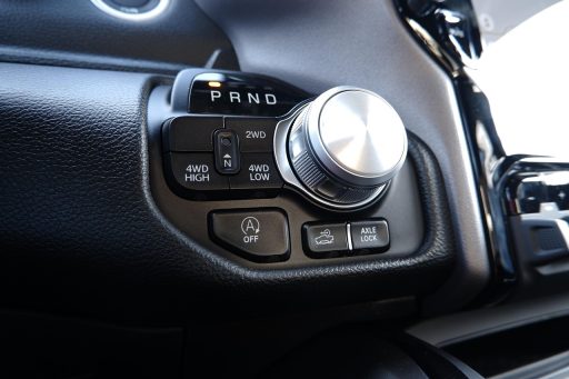 Man die onderhandelt met een autodealer over de inruilwaarde van zijn auto